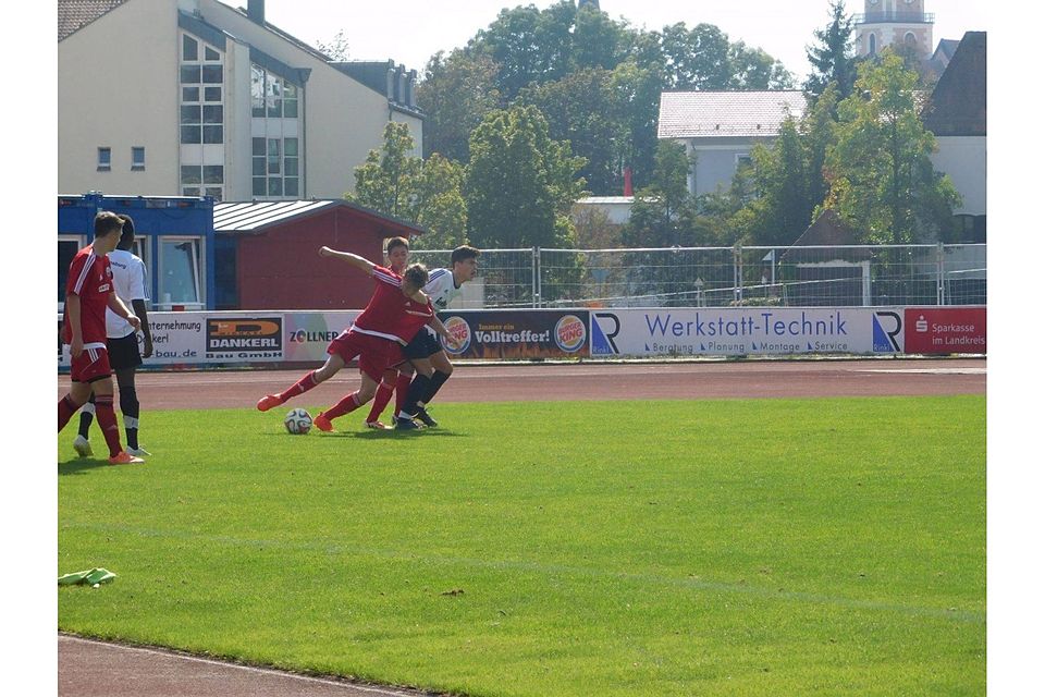 Max Hermes (am Ball) erzielte das goldene Tor gegen den TSV Kareth-Lappersdorf. F: Frank
