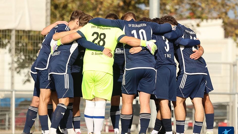 Der TSV Seckmauern im Teamkreis.