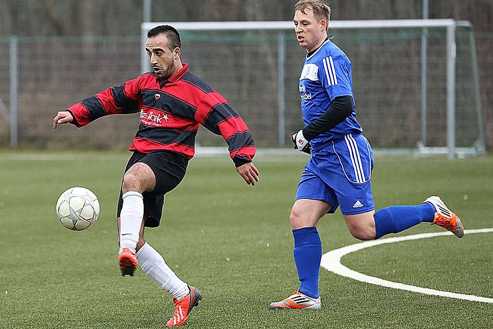 Christian Demir (links) versetzte mit seinen beiden Treffern dem FC Stätzling II den Todesstoß.  Archivfoto: Michael Hochgemuth