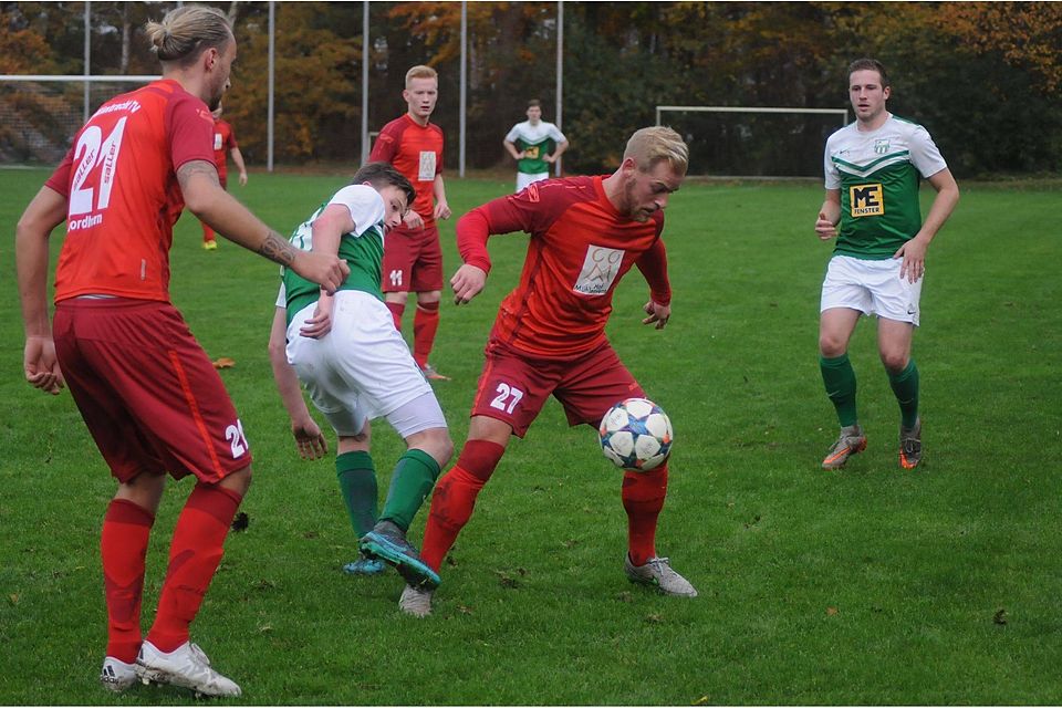 Den Kürzeren zog der SV Eintracht TV Nordhorn (in rot) am gestrigen Sonntag in der Partie beim SV Surwold. F: Dirk Hellmers