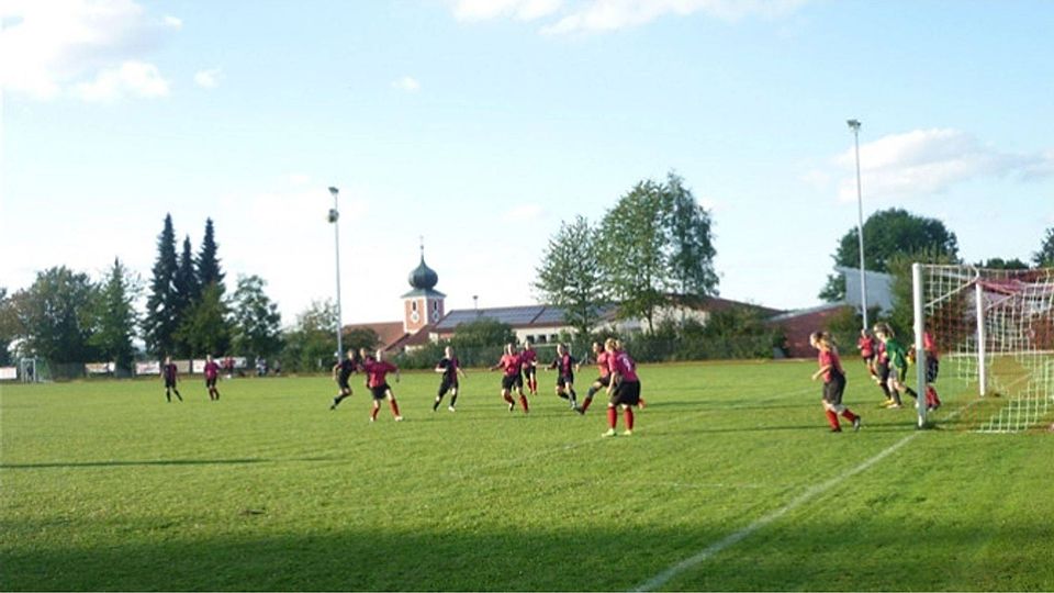 Die SV-Mädels waren vor dem Edelsfelder Tor zu harmlos; so blieb es beim 0:0. Foto: Hans Eckmann