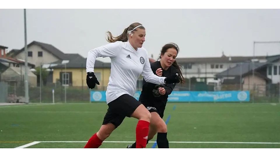 Franziska Feddersen (l.) und der SC Münchholzhausen/Dutenhofen bleiben in der Fußball-Verbandsliga das Maß aller Dinge. (Archivfoto) © Isabel Althof