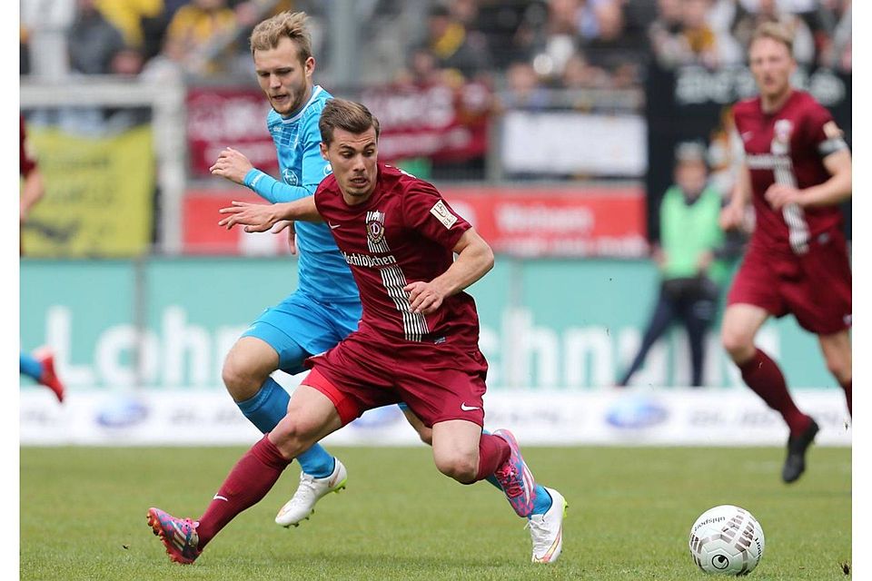Dynamo Dresdens Sinan Tekerci im Duell mit Fabian Baumgärtl von den Stuttgarter Kickers. Foto: Baumann