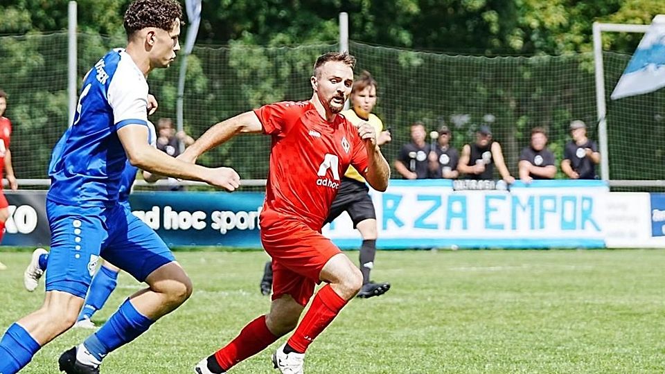 Eric Lochmann (rotes Trikot) traf zum zwischenzeitlichen Ausgleich für seinen SV Schmölln.
