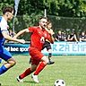 Eric Lochmann (rotes Trikot) traf zum zwischenzeitlichen Ausgleich für seinen SV Schmölln.