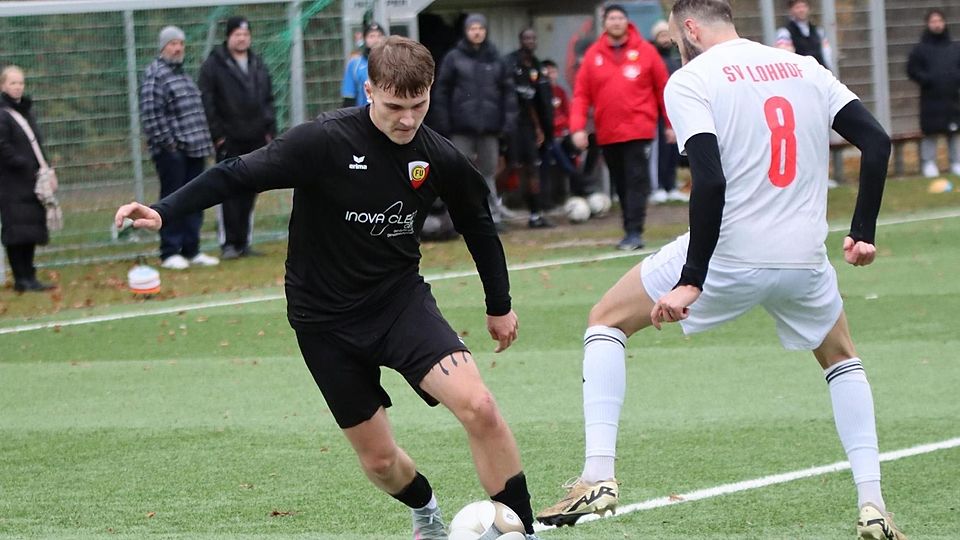 Ausgetrickst: Der zweifache Torschütze Dominik Leitner (FCU II) umspielt den Lohhofer Georgios Filentas.