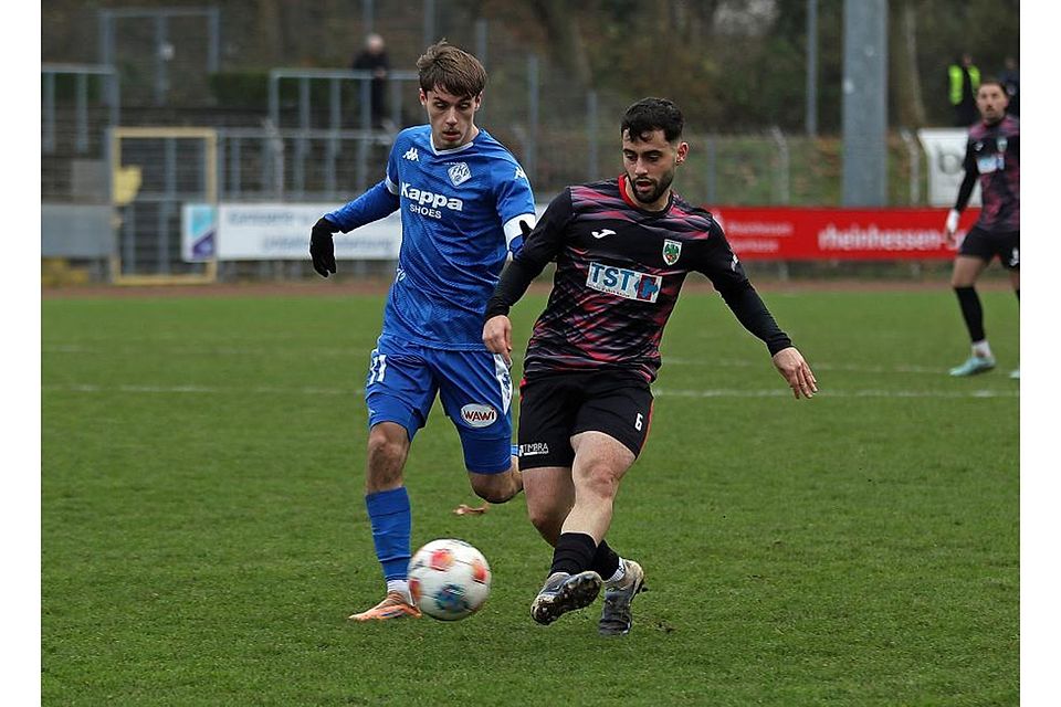 Kurze Sommerpause: Wormatias Mittelfeldspieler Kaan Özkaya (r.) steht schon bald wieder der Trainingsauftakt bevor. Links im Bild: Marc Ehrhart (FK Pirmasens). Foto: Christine Dirigo/pakalski-pres Kurze Sommerpause: Wormatias Mittelfeldspieler Kaan Özkaya (r.) steht schon bald wieder der Trainingsauftakt bevor. Links im Bild: Marc Ehrhart (FK Pirmasens). Foto: Christine Dirigo/pakalski-pres