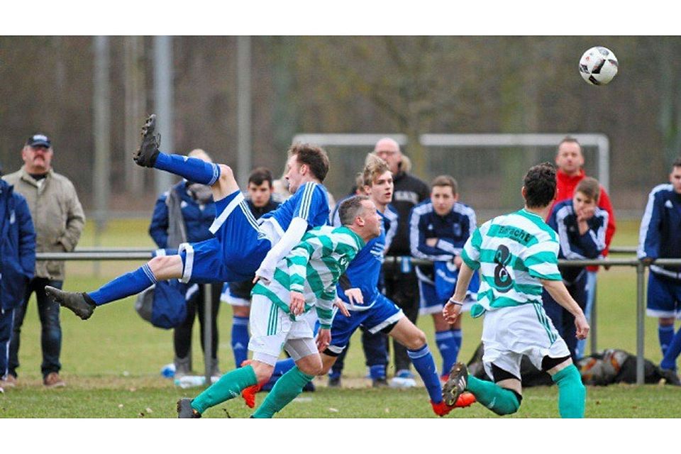Huckepack genommen: Umkämpft war das Fußballspiel zwischen dem MSV Neuruppin II und Eintracht Alt Ruppin am Sonntag.  ©MZV