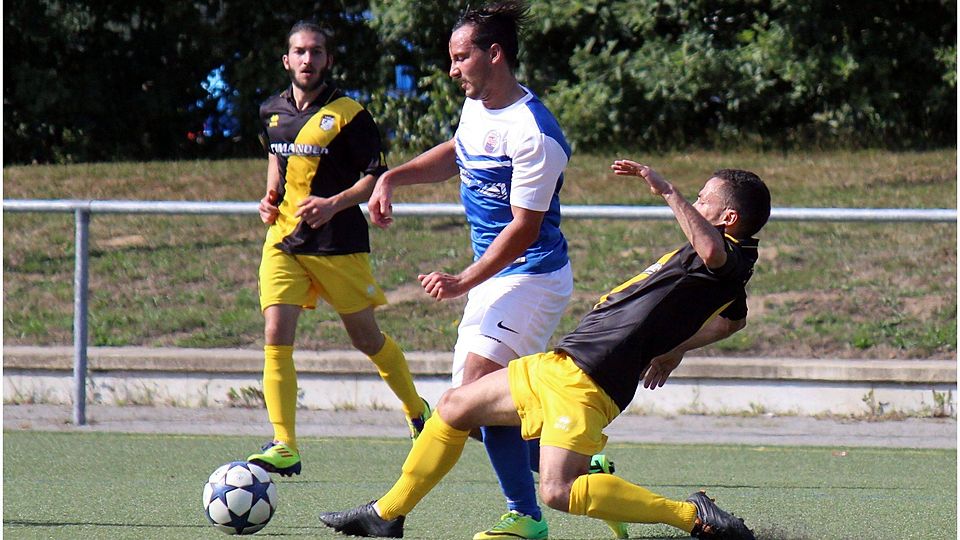 Der FV Neuenhain (Schwarz-Gelb) erkämpft sich gegen Hochheim den Dreier. Archivfoto: Strack