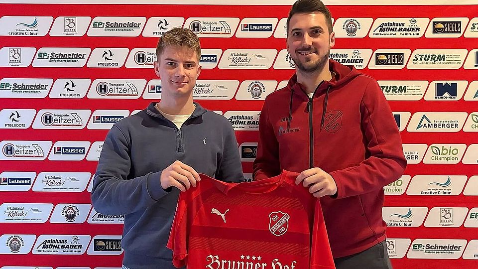 Dominik Pongratz (links), hier mit Abteilungsleiter Andreas Sturm, ist einer der Sommer-Neuzugänge bei der DJK Arnschwang.