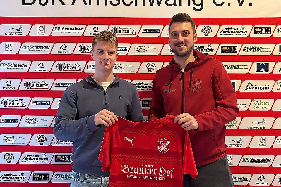 Dominik Pongratz (links), hier mit Abteilungsleiter Andreas Sturm, ist einer der Sommer-Neuzugänge bei der DJK Arnschwang.