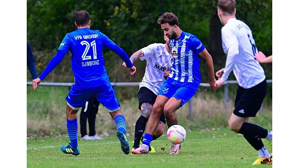 Ginsheims Maximilian Gross (am Ball) sorgt im Kreispokal-Achtelfinale gegen den A-Ligisten Concordia Gernsheim mit einem Hattrick für klare Verhältnisse und den 6:0-Endstand. (Archivfoto).	Foto: Uwe Krämer