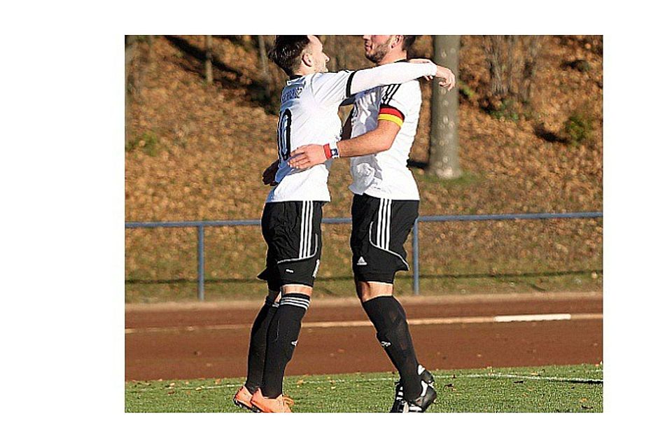 Komm in meine Arme! Unter anderem mit der Rückkehr von David Meurer (rechts) kehrte der Erfolg ins Biebricher Spiel zurück. Hier bejubelt er zusammen mit Sebastian Bauschke seinen Treffer beim 4:0-Erfolg gegen Breidenbach. Archivfoto: Parker. Komm in meine Arme! Unter anderem mit der Rückkehr von David Meurer (rechts) kehrte der Erfolg ins Biebricher Spiel zurück. Hier bejubelt er zusammen mit Sebastian Bauschke seinen Treffer beim 4:0-Erfolg gegen Breidenbach. Archivfoto: Parker.