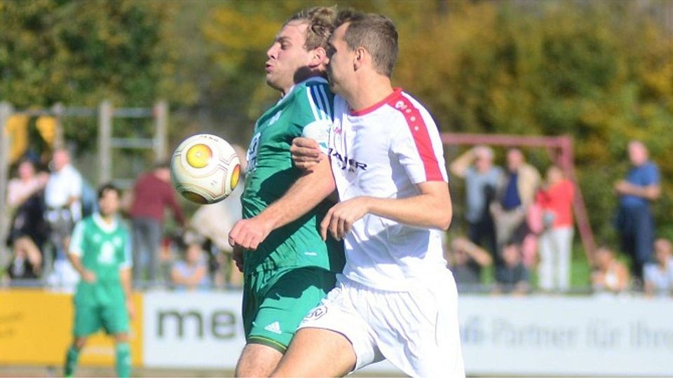Weingartens Matthias Gentner (re.) im Zweikampf mit Sebastian Gaupp, der per Handelfmeter zum zwischenzeitlichen 1:0 trifft. Foto: Christian Metz