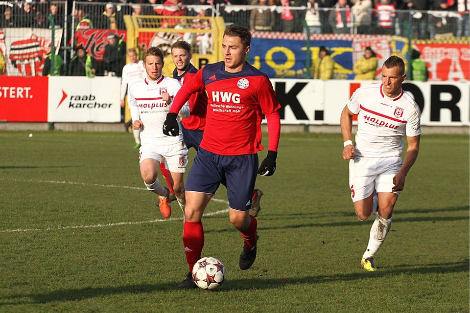 Beim letzten Duell im Landespokal stand der VfL Halle 96 (rot, hier Stephan Neigenfink) kurz vor der Sensation. F: Rinke