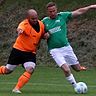 Die Gastgeber der SG Waldlaubersheim (orangene Trikots) im Duell mit der Spvgg. Dietersheim.