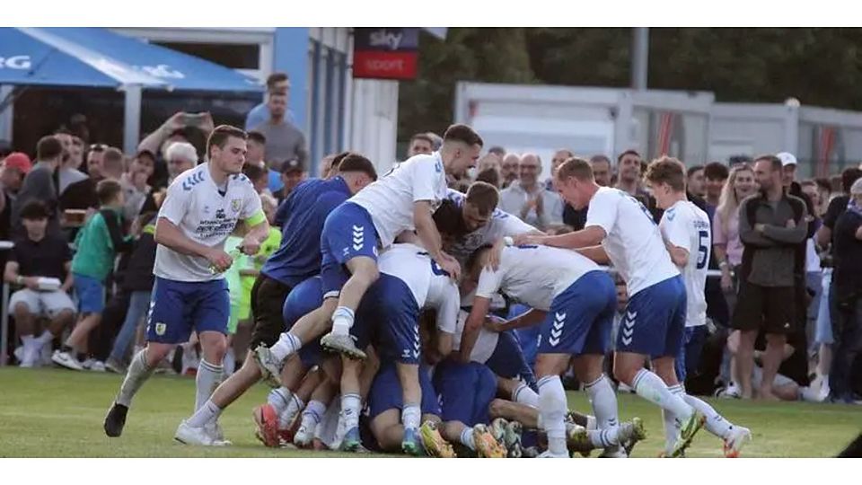 Kaum war das 4:1 gefallen, gab es kein Halten mehr: Die TSV-Mannschaft feierte schon kurz vorm Schlusspfiff ihren Oberliga-Aufstieg.