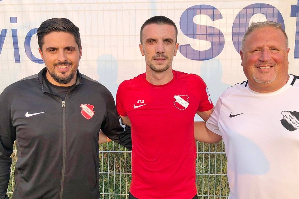 Trainer Shqipron Skeraj (links) und der sportliche Leiter Jörg Markert (rechts) begrüßen Ervis Kaja beim ATSV Erlangen. Trainer Shqipron Skeraj (links) und der sportliche Leiter Jörg Markert (rechts) begrüßen Ervis Kaja beim ATSV Erlangen.