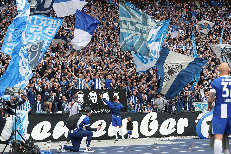 Bewegender Abschied vor der Berliner Ostkurve: Profi Florian Niederlechner bedankt sich nach dem letzten Heimspiel gegen Hannover 96 (1:1) bei den Hertha-Fans für die tolle Unterstützung.