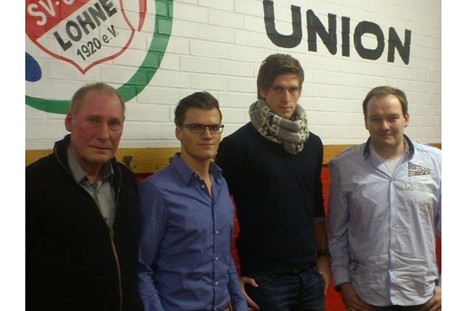 Vereinbarten eine Zusammenarbeit für die kommende Saison (v.l.): Fußball-Obmann Klemens Menger, Karsten Ennen, Nils Moggert und Teammanager Marcel Vügten.