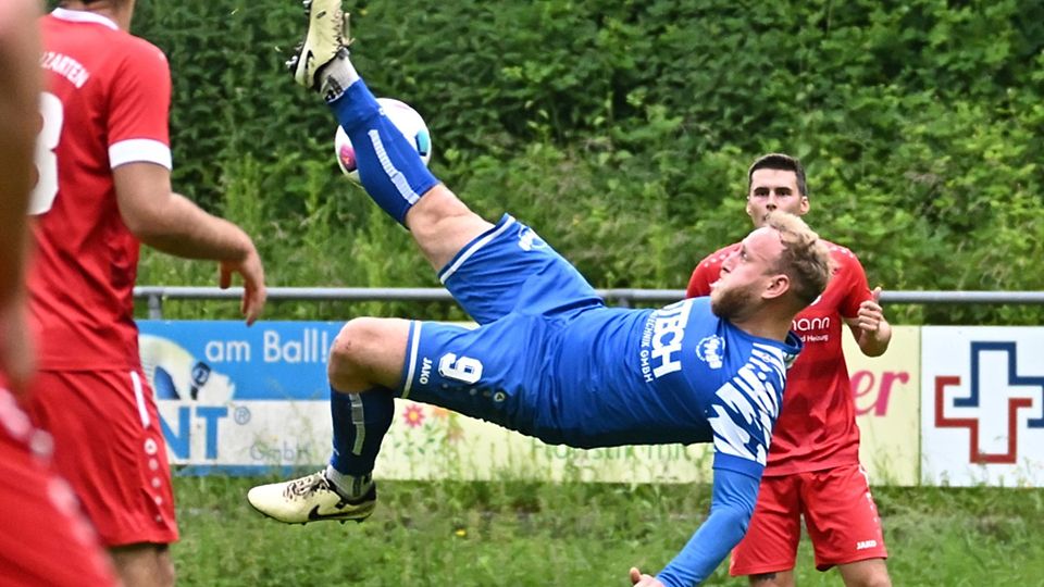 Zum Fallrückzieher hat Niklas Heizmann schon früher gerne angesetzt, hier im Juni 2024 noch in der Bezirksliga gegen den SV Kirchzarten, indes ohne erfolgreichen Abschluss. | Foto: Achim Keller 