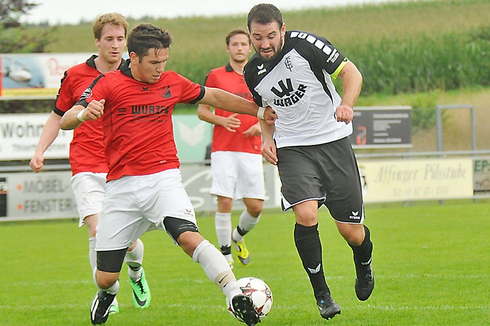 Rückkehrer Angelo Jakob (links, im Trikot des FC Affing) soll in der neuen Saison die Defensive des FC Stätzling verstärken.  Archivfoto: Walter Brugger