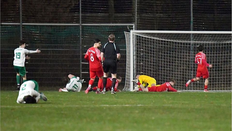 Drunter und drüber ging es in den Schlussminuten im Gruppenligaspiel des FC Fürth (rot) gegen den VfR Fehlheim (grün-weiß). Nach dieser Szene zeigte der gute Schiedsrichter David Heizmann auf den Punkt. Doch Fehlheims Paul Herbel (Nummer elf) setzte den Elfmeter übers Tor. Es blieb beim 2:2. 	Foto: Dagmar Jährling