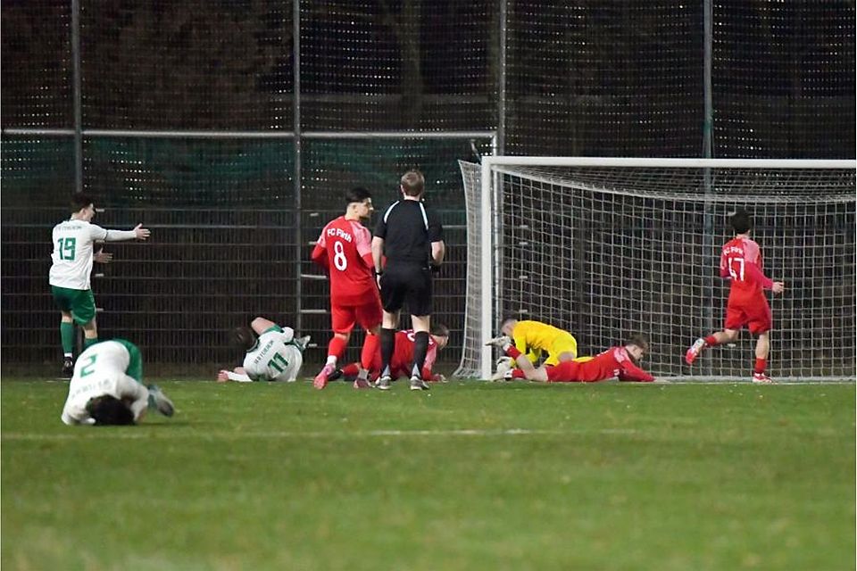Drunter und drüber ging es in den Schlussminuten im Gruppenligaspiel des FC Fürth (rot) gegen den VfR Fehlheim (grün-weiß). Nach dieser Szene zeigte der gute Schiedsrichter David Heizmann auf den Punkt. Doch Fehlheims Paul Herbel (Nummer elf) setzte den Elfmeter übers Tor. Es blieb beim 2:2. 	Foto: Dagmar Jährling