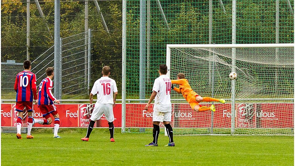 VfB-Keeper Marius Funk fliegt vergebens: Sinan Kurt erzielte sein zweites direkt verwandeltes Freistoßtor. Foto: Riedel