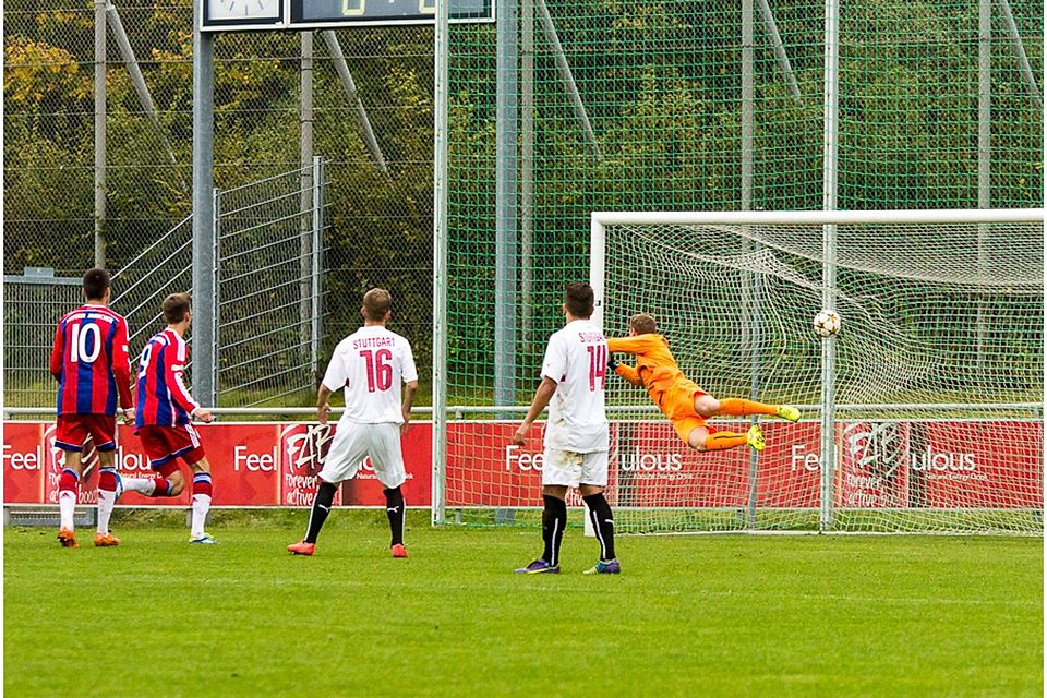 VfB-Keeper Marius Funk fliegt vergebens: Sinan Kurt erzielte sein zweites direkt verwandeltes Freistoßtor. Foto: Riedel