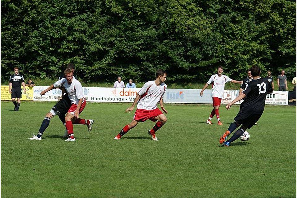 Mit einem knappen 1:0 Sieg hat sich der TSV Bad Griesbach (in rot/weiß) gegen den SV Tettenweis durchgesetzt und ist nun alleiniger Tablellenzweiter - F: Winklhofer