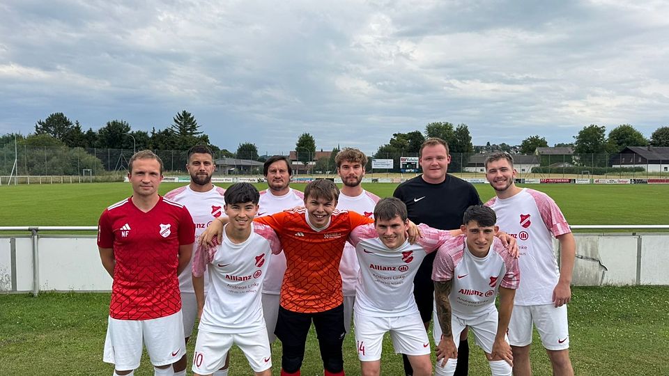 Die Schaldinger Neuzugänge mit Spielercoach Alexander Grünberger (vorne links) 