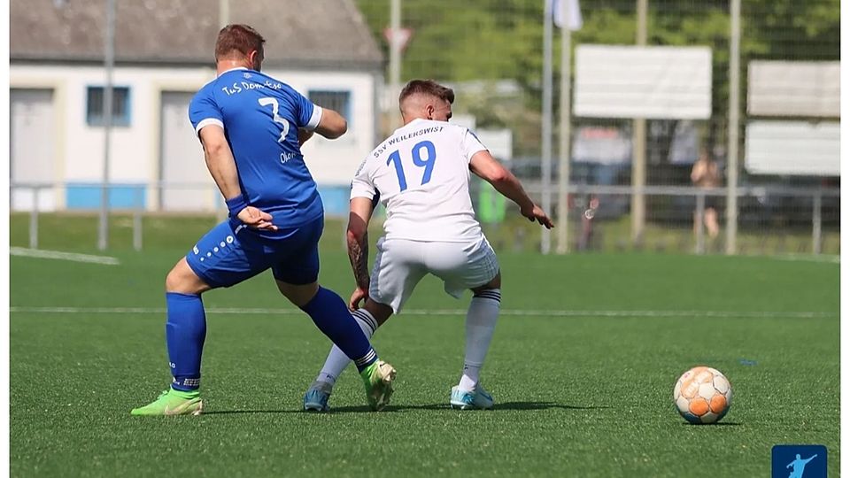 Ricardo Melder SSV Weilerswist re. im Zweikampf mit dem Dom-Escher David Okon li.