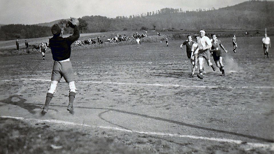 Das waren noch Zeiten in Ulm: In der Saison 1948/49 fängt der Ulmer Torwart Otto Tropp den Ball ab, während Abwehrchef Bernhard Schäfer (r.) die Gegner im Griff hat.
