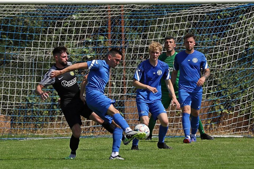 Das bessere Ende für sich: Im Elfmeterschießen setzen sich die Horchheimer (hier im Spiel gegen Ataspor Worms mit Sven Varga) um Samuel Ohl-Cascante (am Ball), Finn Cleres (mitte) und Nils Höflich gegen die Nibelungen durch und stehen nun im Finale der Wormser Stadtmeisterschaft.	