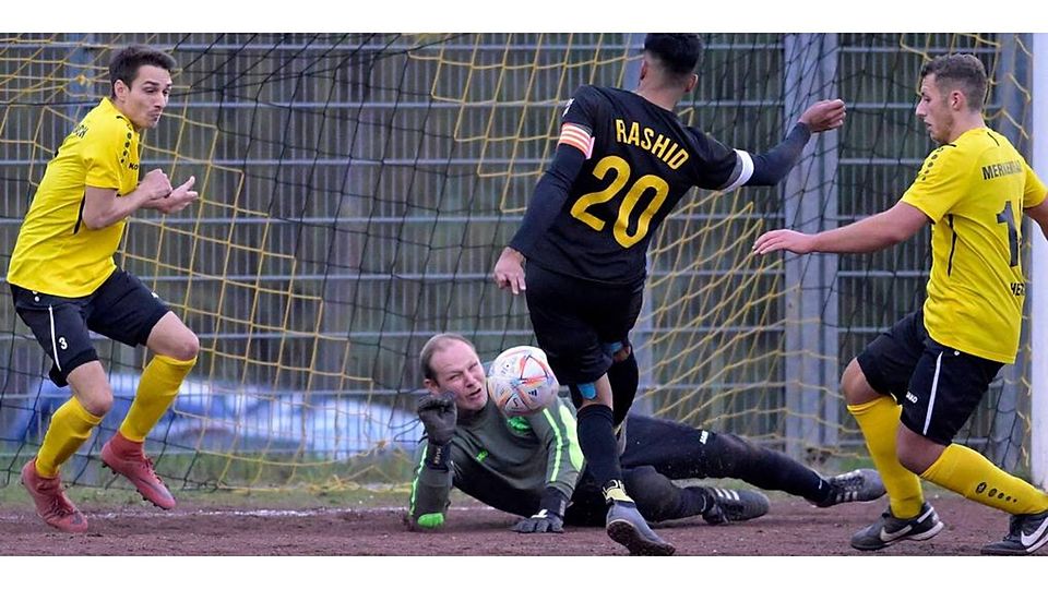 Arslan Rashid (Mitte) legt gegen Keeper Pascal Spiller und den FC Merkenbach das 2:0 nach. Jeremy Hermann (r.) kann nicht mehr eingreifen. Die "Wacker"-Elf trotzte dem SSV dennoch noch ein 2:2 ab. (© Henrik Schneider)