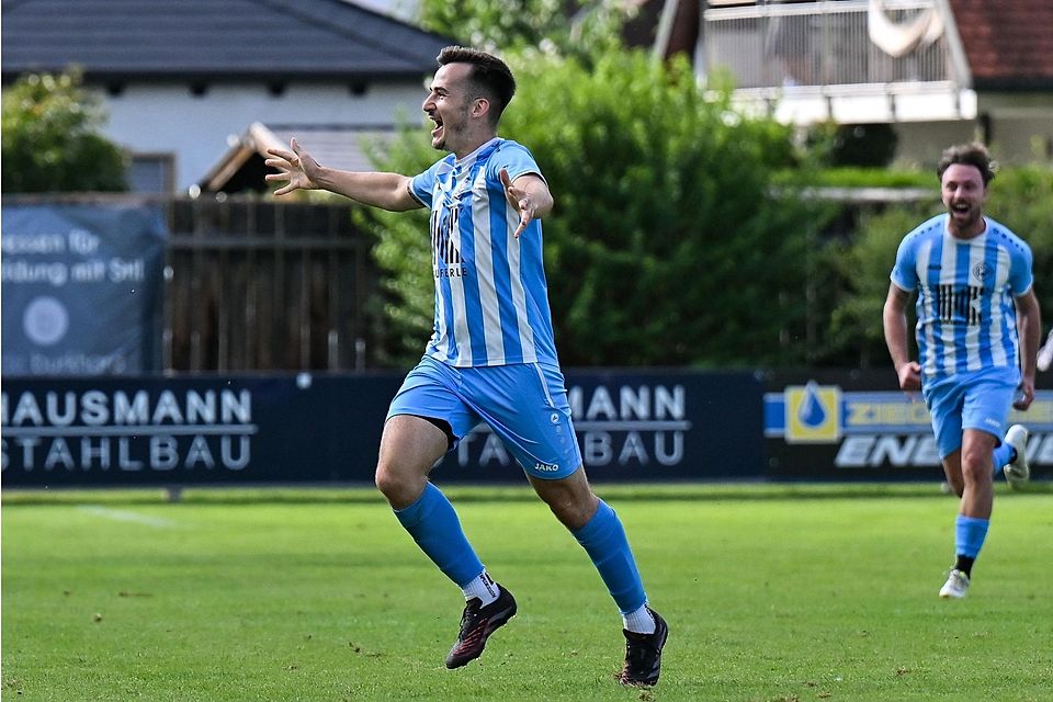 Will die ganze Welt umarmen: Aichachs Marcus Wehren jubelt über seinen Treffer zum 1:0 gegen den SC Griesbeckerzell.