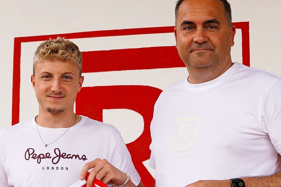 Fabian Ziegler (links) bei der Vorstellung mit Jahnschmiede-Leiter Christian Martin.