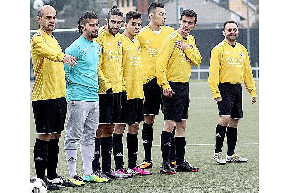 Die Start-"Sieben" des Türkischen SV Wiesbaden, die nach 15 Minuten und nur noch zu sechst das Handtuch wirft. Foto: Heli