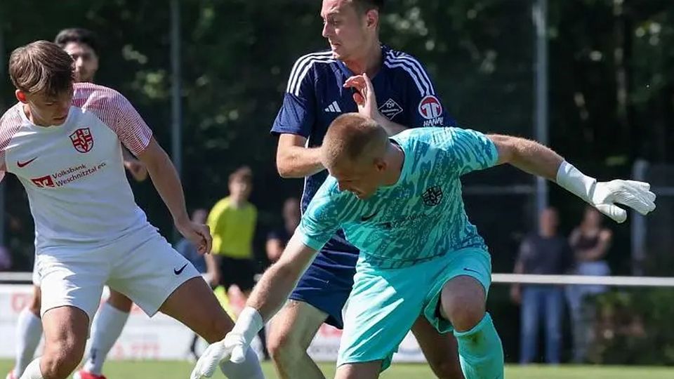Ringen um den Ball: Seckmauerns Torjäger Joshua Diehl im Zweikampf mit Fürths Torwart Sebastian Kempf und Nils Landzettel. Diehl war eine der Überraschungen in einer sonst schwierigen Saison der Seckmäurer. (Archiv) © Joaquim Ferreira