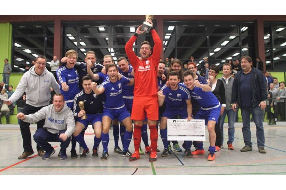 Nümbrechts Torwart Kevin Giesen wurde im Finale zum Matchwinner und präsentiert den Siegerpokal Foto: Giesen