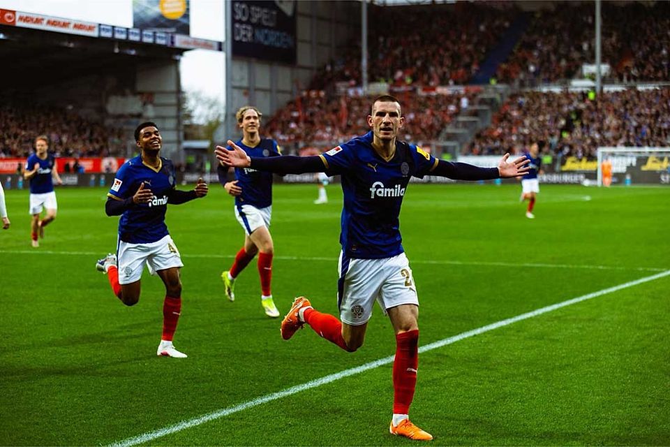 Torschütze David Zec und Holstein Kiel feiern den 3-0-Endstand gegen Kaiserslautern schon vor der Pause.