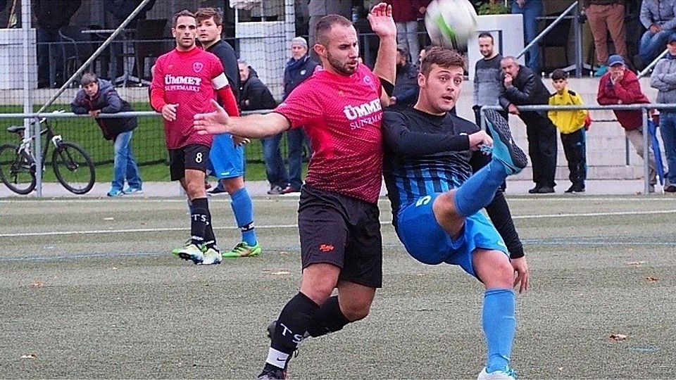 Akrobatisch: Obertürkheim Patrick Teuber (re.) gegen Samet Öztürk (Türkspor) Foto: Dominik Florian