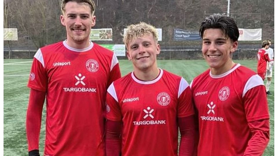 Strahlende Gesichter auf Porzer Seite: Daniel Spiegel, Raphael Kaik, Luca Fünfzig