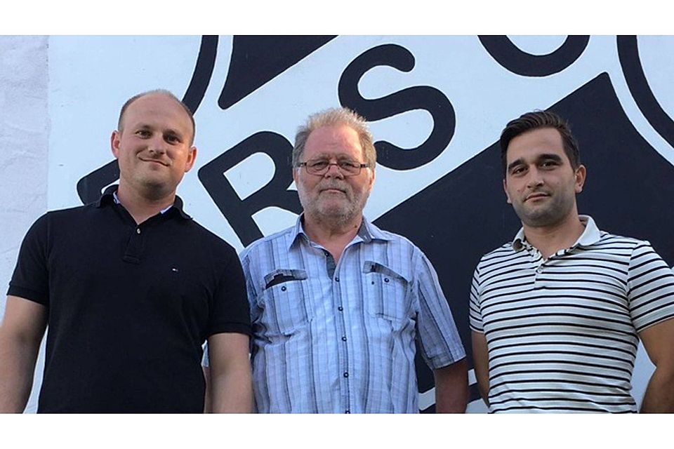 Das neue Traienrteam Alexander Prediger (links) und Enis Amezi (rechts) mit dem RSC-Vorsitzenden Klaus Schwarz | Foto: Riegeler SC
