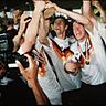 Der Moment des größten Triumphes: Klaus Augenthaler (3.v.r.) feiert den WM-Sieg 1990.
