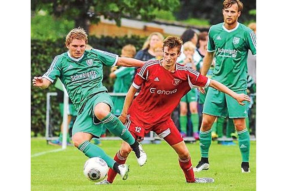 Häufig einen Schritt schneller war Hansa Friesoythe (in Grün) in seinem Landesliga-Auftaktspiel gegen den TV Bunde. Volkhard Patten