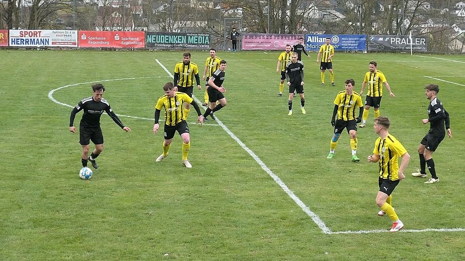 Undorf (schwarze Trikots) ging wesentlich effizienter mit den Torchancen um als Oberndorf/Matting.