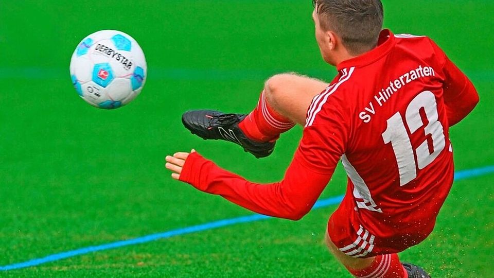 Hinterzartens Jens Tritschler legte gegen Tennenbronn einen akrobatische Einlage auf den Rasen. 