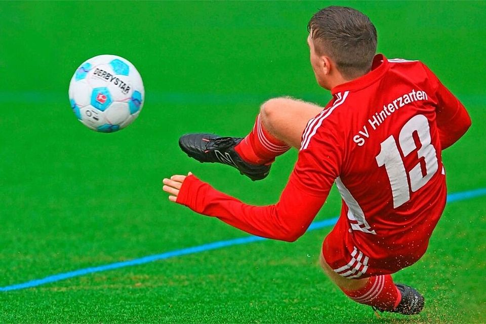 Hinterzartens Jens Tritschler legte gegen Tennenbronn einen akrobatische Einlage auf den Rasen. 